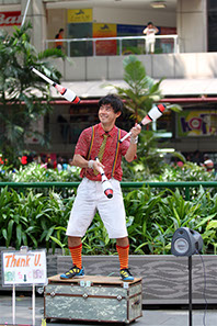 Juggling for hire Singapore, Roving Juggling Singapore, Juggling Shows Singapore, Buskers,   magic And Circus Show Eccentrix by Jon Danger